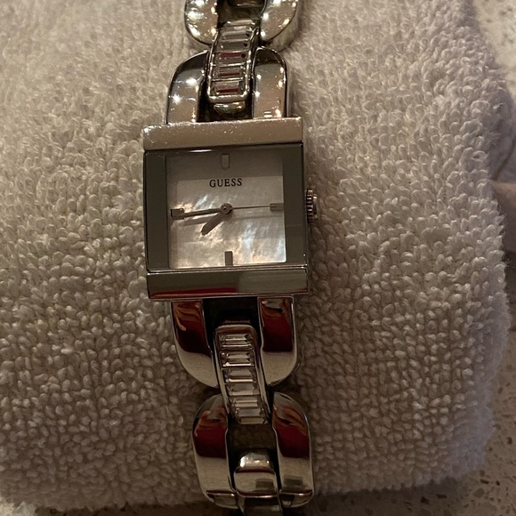 Women Guess watch - Picture 2 of 3